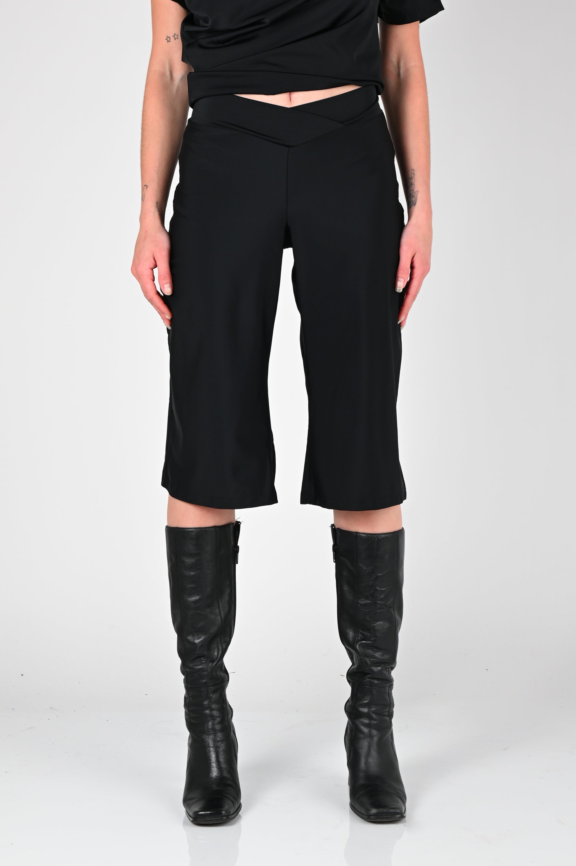 ANNIENOKA Capri Pants in Black