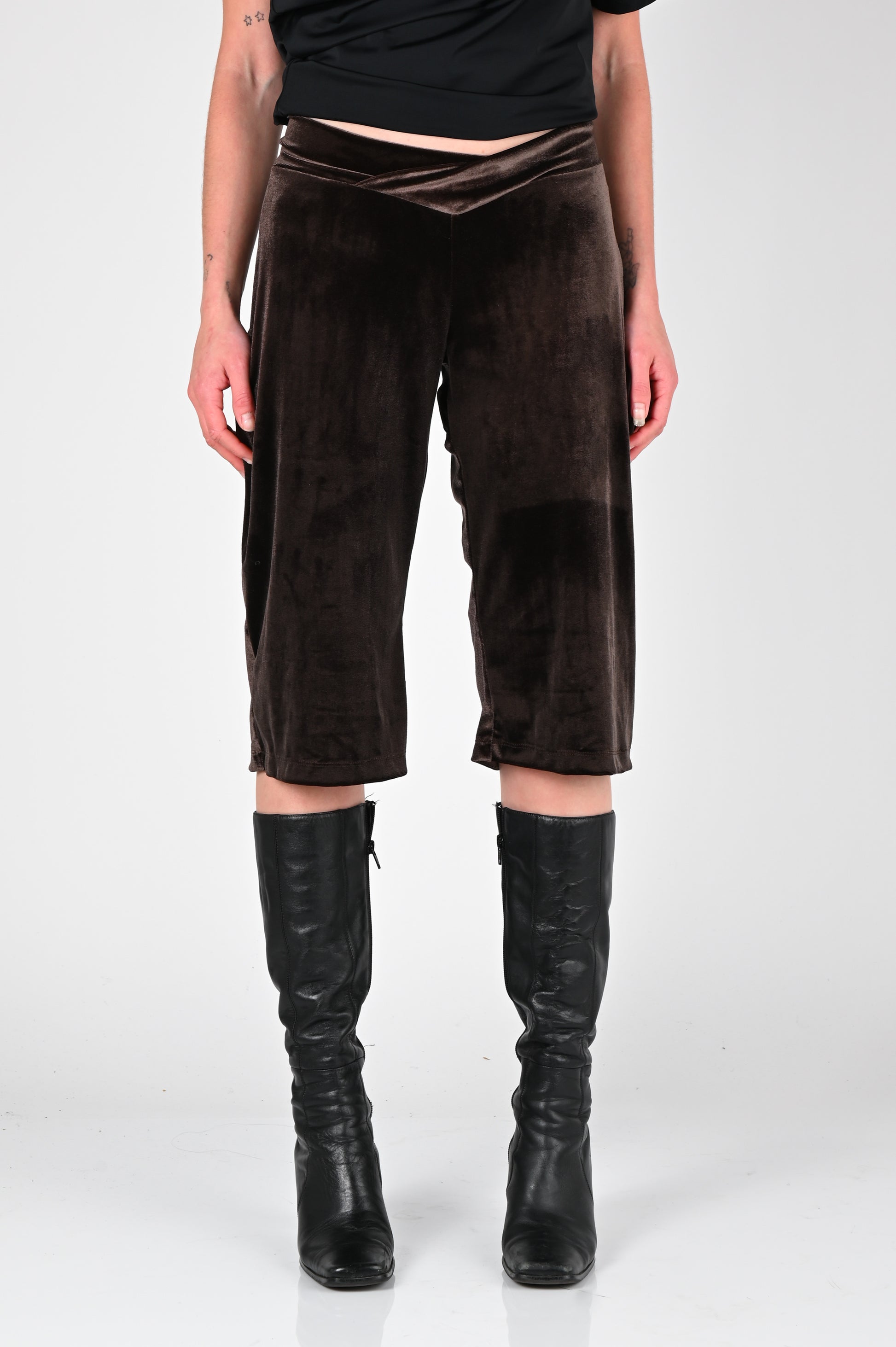 ANNIENOKA Capri Pants in Brown